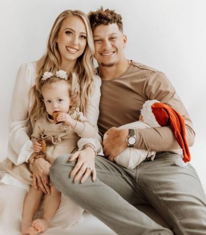 Mia Randall Mahomes brother Patrick Mahomes with his wife and children